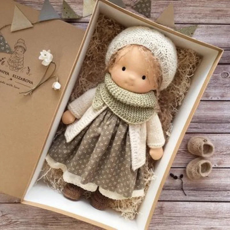 Emma | Handgefertigte Plüschpuppe aus Baumwolle – Waldorf-Kuscheltier mit Stoffbox | Niedlich & kuschelig | Für Kindergeburtstage & Spielspaß im Alltag