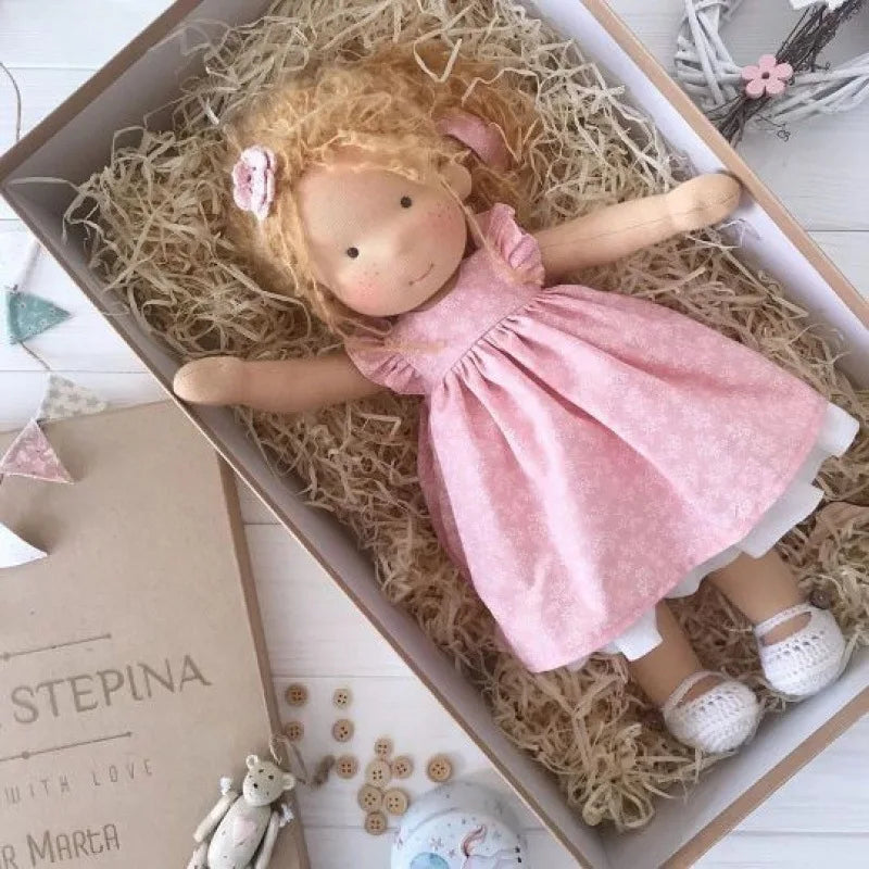 Emma | Handgefertigte Plüschpuppe aus Baumwolle – Waldorf-Kuscheltier mit Stoffbox | Niedlich & kuschelig | Für Kindergeburtstage & Spielspaß im Alltag