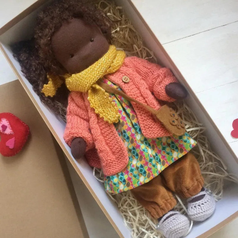 Emma | Handgefertigte Plüschpuppe aus Baumwolle – Waldorf-Kuscheltier mit Stoffbox | Niedlich & kuschelig | Für Kindergeburtstage & Spielspaß im Alltag