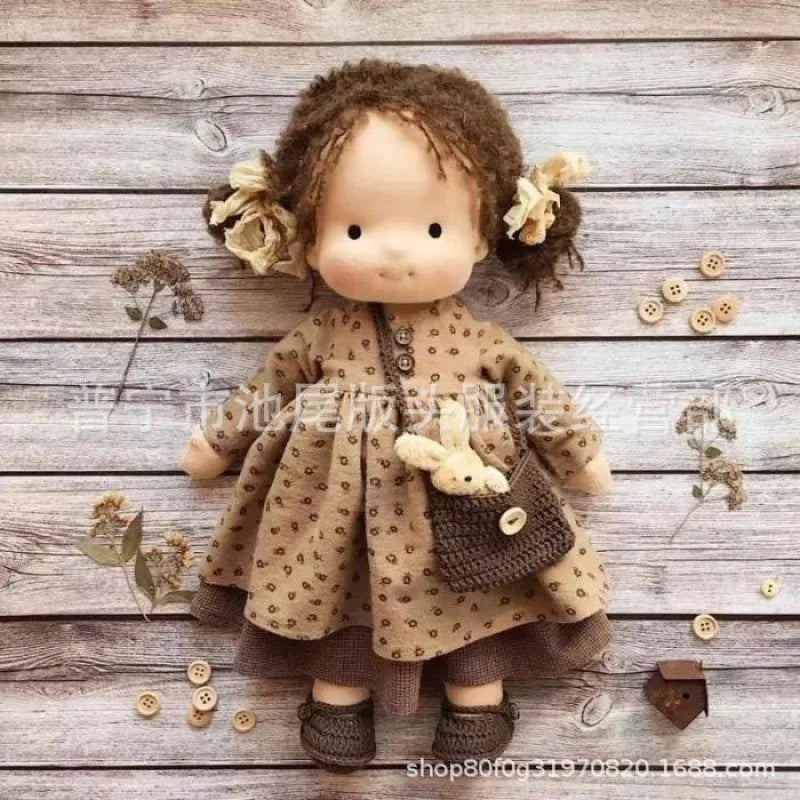 Emma | Handgefertigte Plüschpuppe aus Baumwolle – Waldorf-Kuscheltier mit Stoffbox | Niedlich & kuschelig | Für Kindergeburtstage & Spielspaß im Alltag
