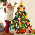FeltJoy | Dekorativer Weihnachtsbaum für die Wand mit hängenden Filzornamenten