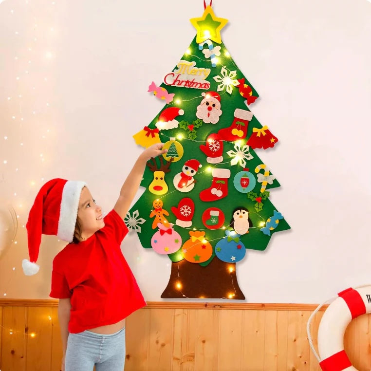 FeltJoy | Dekorativer Weihnachtsbaum für die Wand mit hängenden Filzornamenten