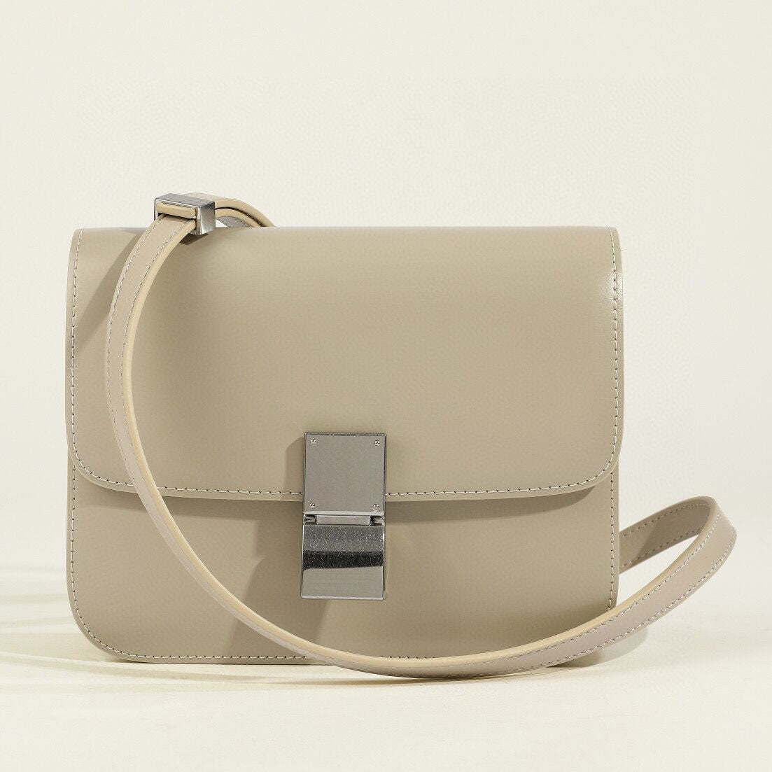 Klassische Damen-Schultertasche mit Überschlag aus echtem Leder