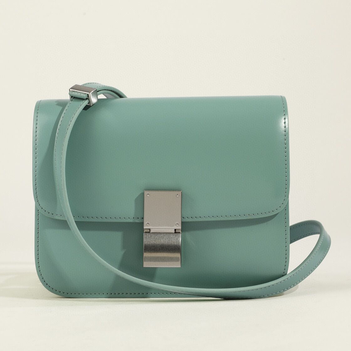 Klassische Damen-Schultertasche mit Überschlag aus echtem Leder