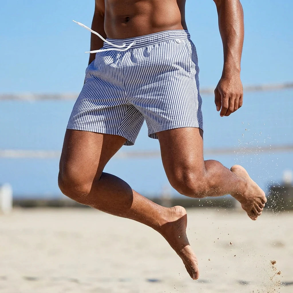 Kurze Herren Badeshorts mit Gummibund im Streifenmuster