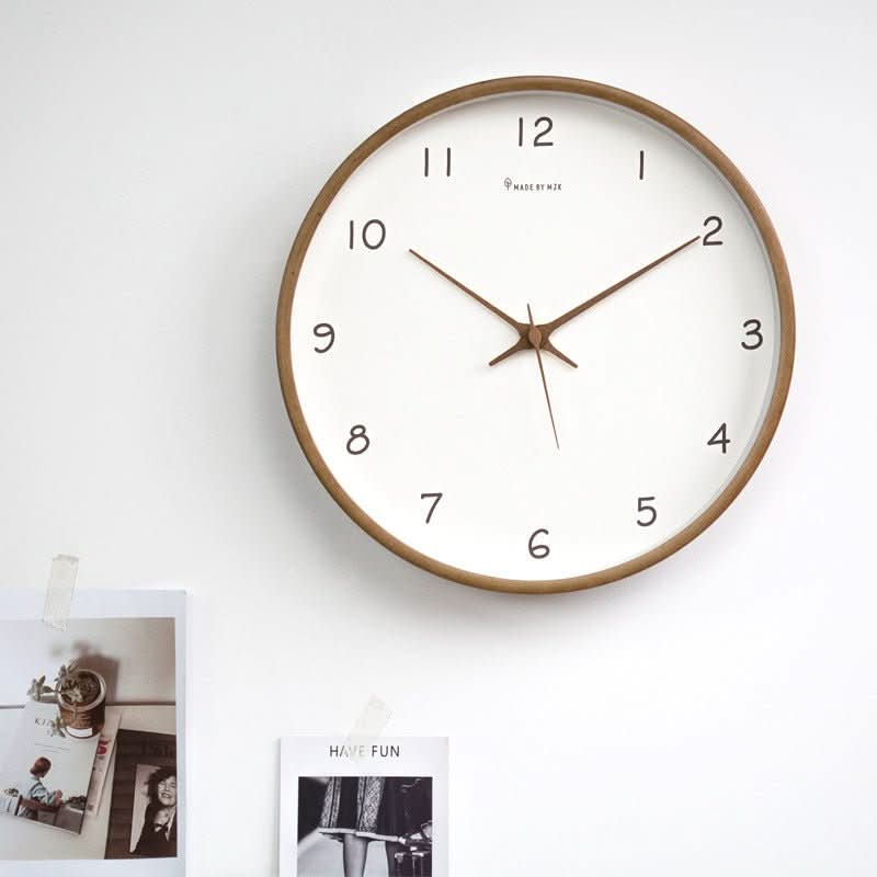 Leise analoge Wanduhr aus Massivholz
