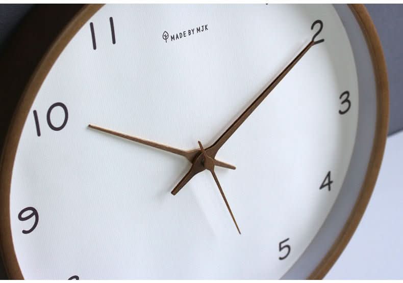 Leise analoge Wanduhr aus Massivholz