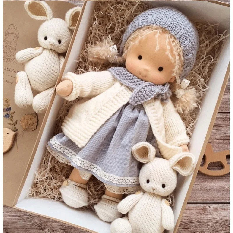 Luna | Handgefertigte Waldorf-Plüschpuppe – Weiches Baumwollspielzeug mit Stoffbox | Niedlich & Kuschelig | Für Kindergeburtstage & fantasievolles Spielen im Alltag