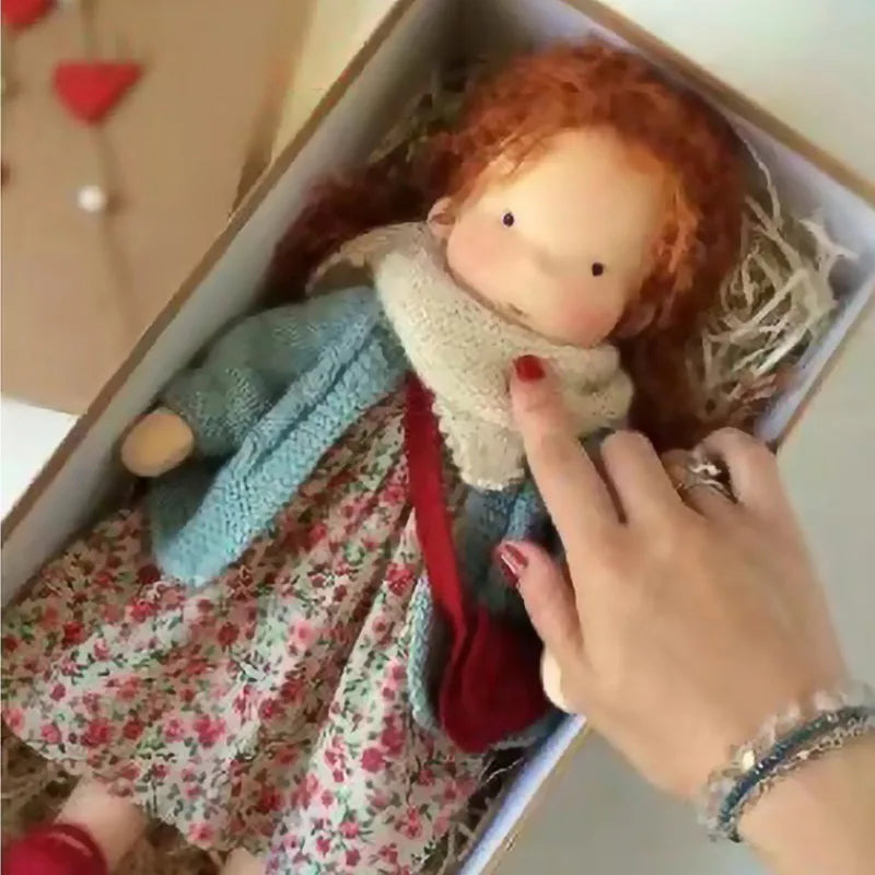 Luna | Handgefertigte Waldorf-Plüschpuppe – Weiches Baumwollspielzeug mit Stoffbox | Niedlich & Kuschelig | Für Kindergeburtstage & fantasievolles Spielen im Alltag