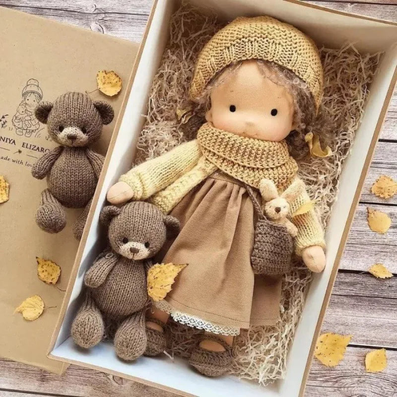 Luna | Handgefertigte Waldorf-Plüschpuppe – Weiches Baumwollspielzeug mit Stoffbox | Niedlich & Kuschelig | Für Kindergeburtstage & fantasievolles Spielen im Alltag