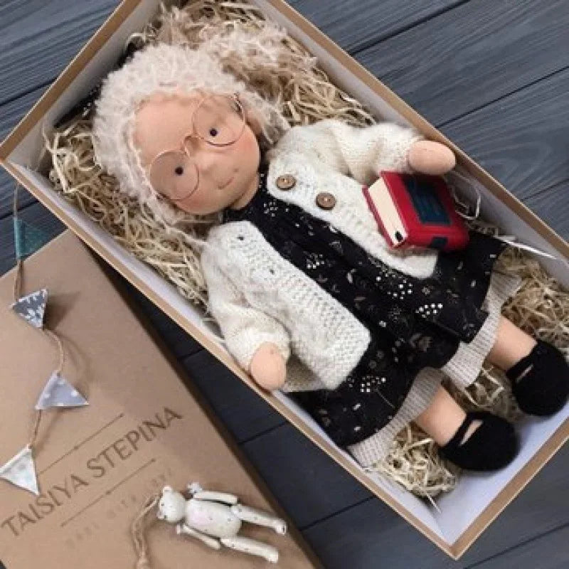Luna | Handgefertigte Waldorf-Plüschpuppe – Weiches Baumwollspielzeug mit Stoffbox | Niedlich & Kuschelig | Für Kindergeburtstage & fantasievolles Spielen im Alltag