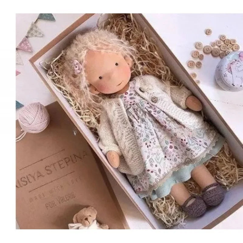 Luna | Handgefertigte Waldorf-Plüschpuppe – Weiches Baumwollspielzeug mit Stoffbox | Niedlich & Kuschelig | Für Kindergeburtstage & fantasievolles Spielen im Alltag