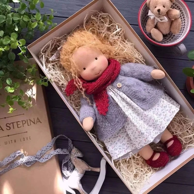 Luna | Handgefertigte Waldorf-Plüschpuppe – Weiches Baumwollspielzeug mit Stoffbox | Niedlich & Kuschelig | Für Kindergeburtstage & fantasievolles Spielen im Alltag