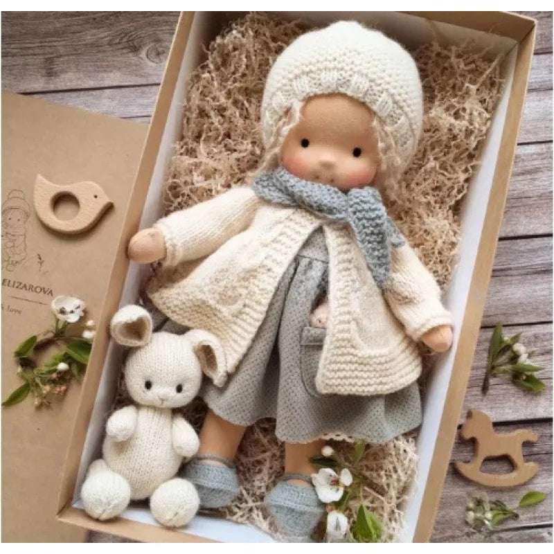 Luna | Handgefertigte Waldorf-Plüschpuppe – Weiches Baumwollspielzeug mit Stoffbox | Niedlich & Kuschelig | Für Kindergeburtstage & fantasievolles Spielen im Alltag