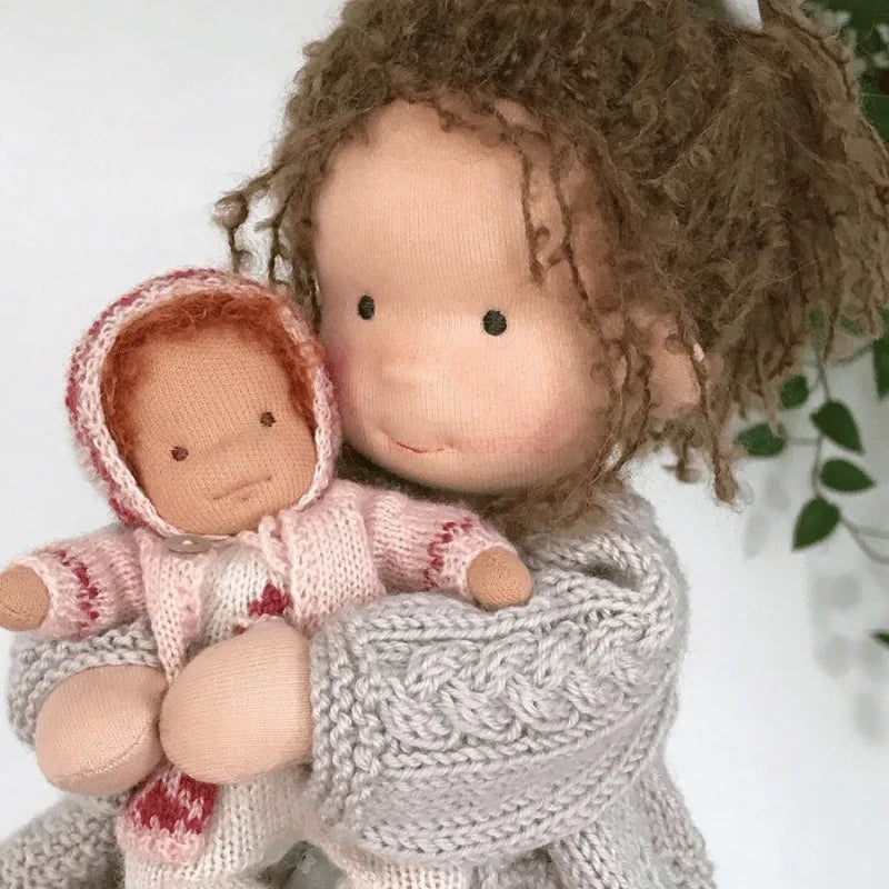 Luna | Handgefertigte Waldorf-Plüschpuppe – Weiches Baumwollspielzeug mit Stoffbox | Niedlich & Kuschelig | Für Kindergeburtstage & fantasievolles Spielen im Alltag