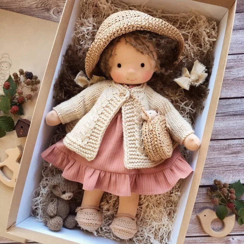 Luna | Handgemachte Waldorf-Plüschpuppe – Weiches Baumwollspielzeug mit Stoffbox | Süß & Gemütlich | Für Kindergeburtstage & tägliches fantasievolles Spielen
