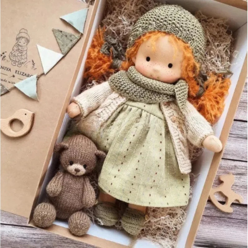 Luna | Handgemachte Waldorf-Plüschpuppe – Weiches Baumwollspielzeug mit Stoffbox | Süß & Gemütlich | Für Kindergeburtstage & tägliches fantasievolles Spielen