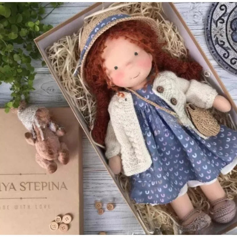 Luna | Handgemachte Waldorf-Plüschpuppe – Weiches Baumwollspielzeug mit Stoffbox | Süß & Gemütlich | Für Kindergeburtstage & tägliches fantasievolles Spielen