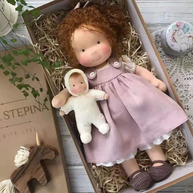 Luna | Handgemachte Waldorf-Plüschpuppe – Weiches Baumwollspielzeug mit Stoffbox | Süß & Gemütlich | Für Kindergeburtstage & tägliches fantasievolles Spielen