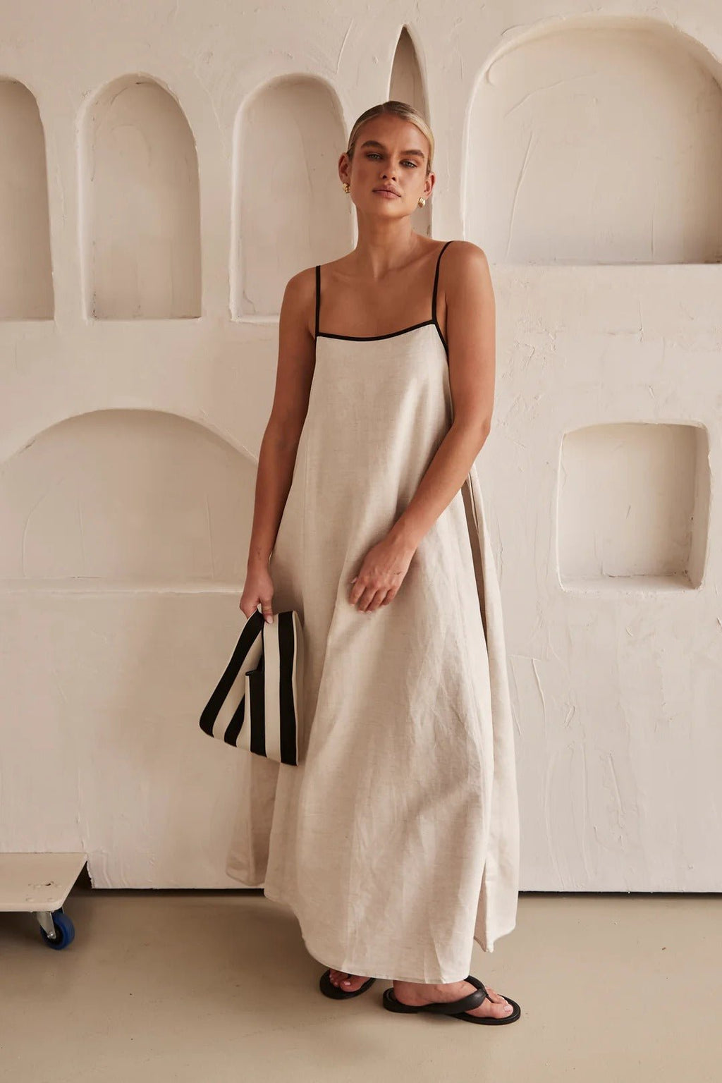 Maxi Kleid Damen | Trägerkleid mit Trapezschnitt & elegantem Kontrastdetail