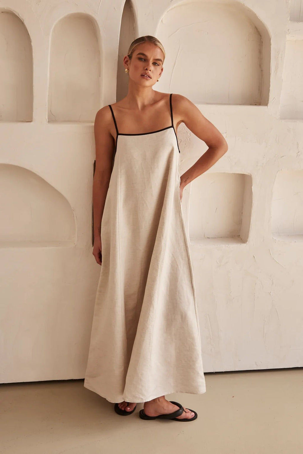 Maxi Kleid Damen | Trägerkleid mit Trapezschnitt & elegantem Kontrastdetail