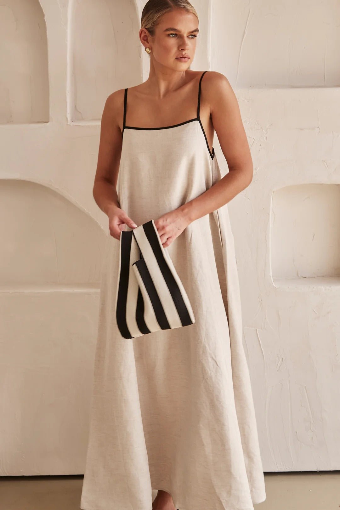 Maxi Kleid Damen | Trägerkleid mit Trapezschnitt & elegantem Kontrastdetail