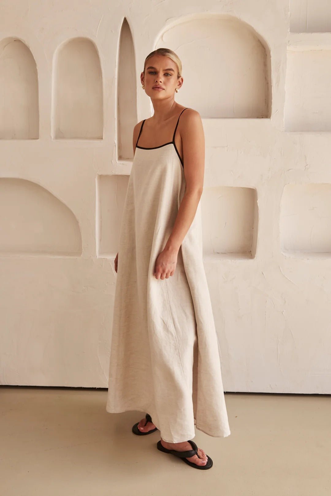 Maxi Kleid Damen | Trägerkleid mit Trapezschnitt & elegantem Kontrastdetail