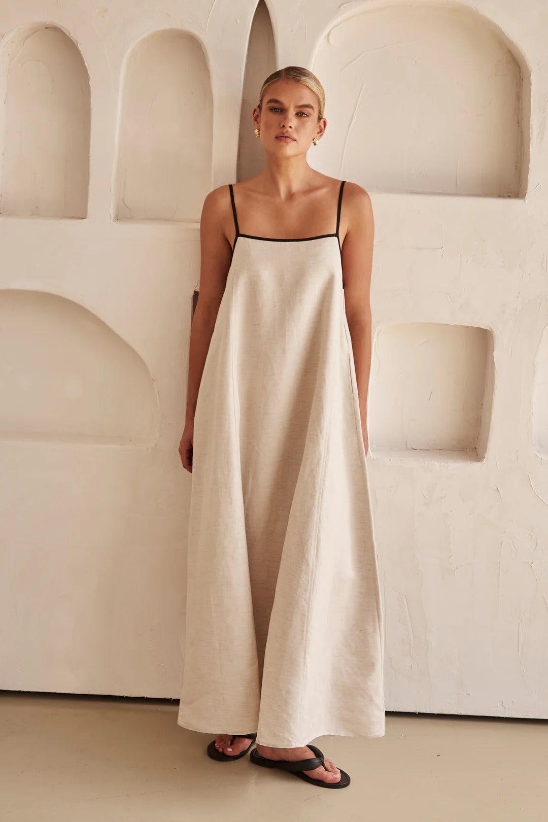 Maxi Kleid Damen | Trägerkleid mit Trapezschnitt & elegantem Kontrastdetail