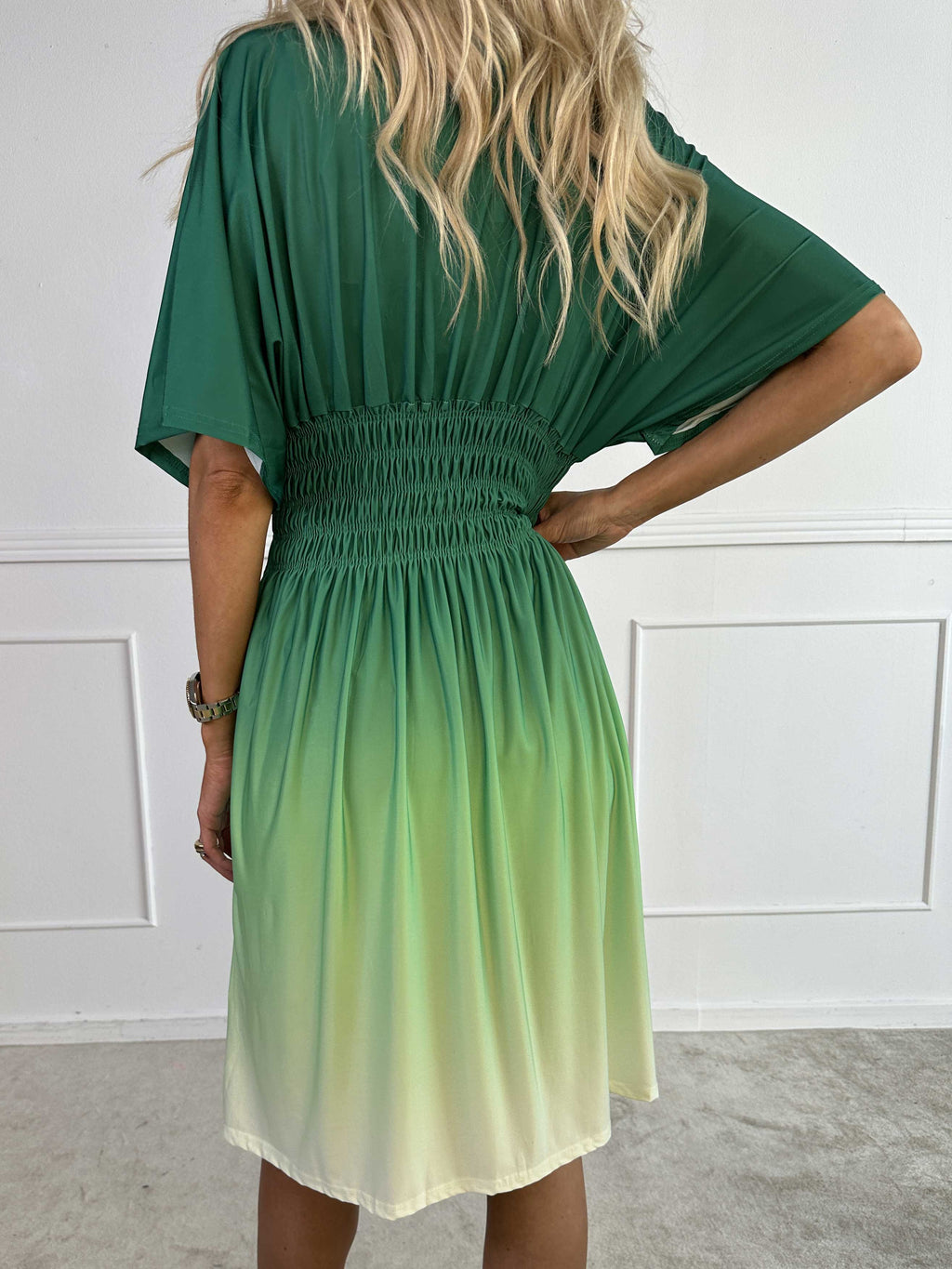 Midi Kleid Damen | Fledermausärmel & Taillierter Smok-Bund