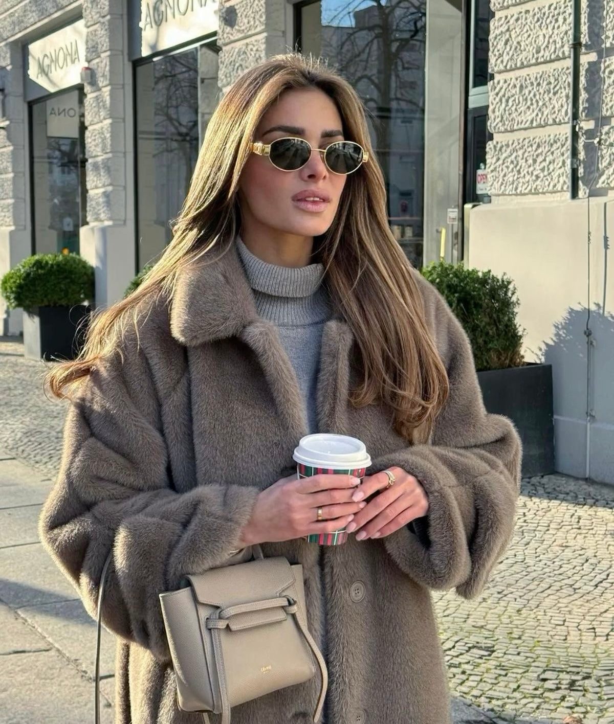 Modische goldene Sonnenbrille für Damen im Retro-Stil