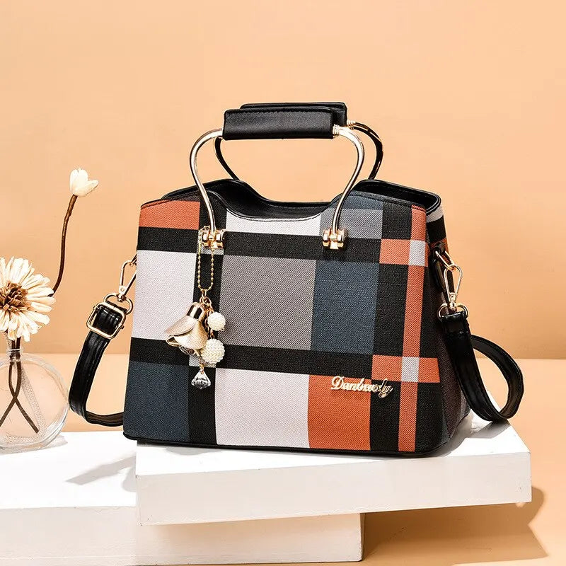 Praktische Damen-Schultertasche mit verstellbaren Trägern aus hochwertigem Kunstmaterial