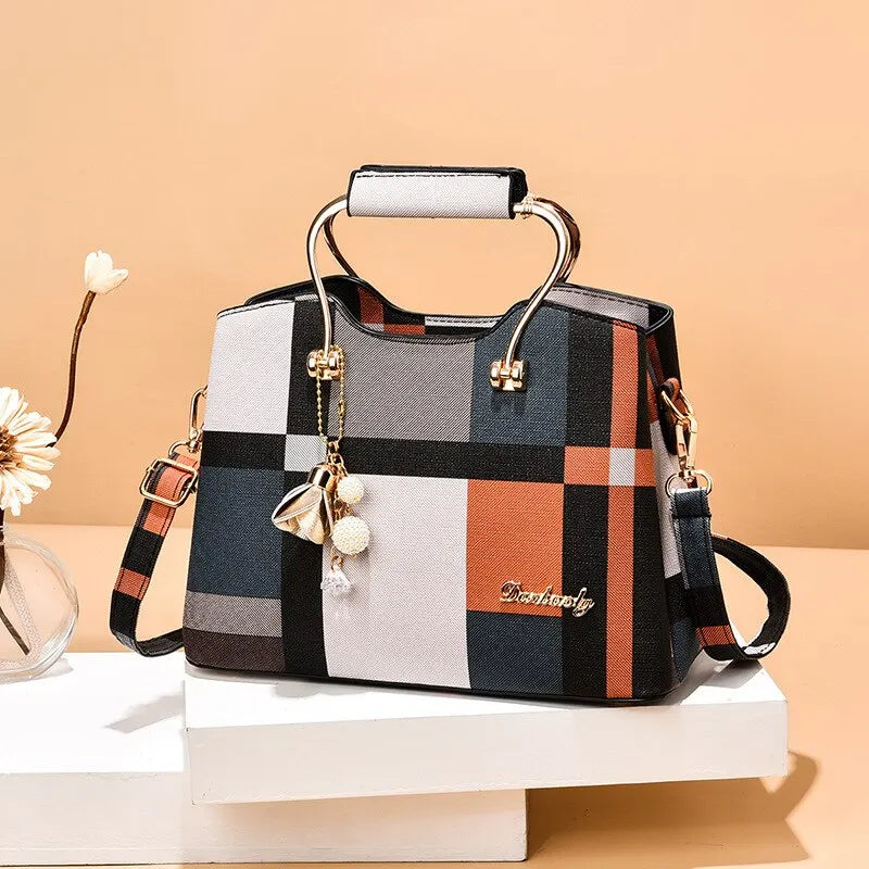 Praktische Damen-Schultertasche mit verstellbaren Trägern aus hochwertigem Kunstmaterial