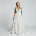 Brautkleid mit tiefem V-Ausschnitt im eleganten Design