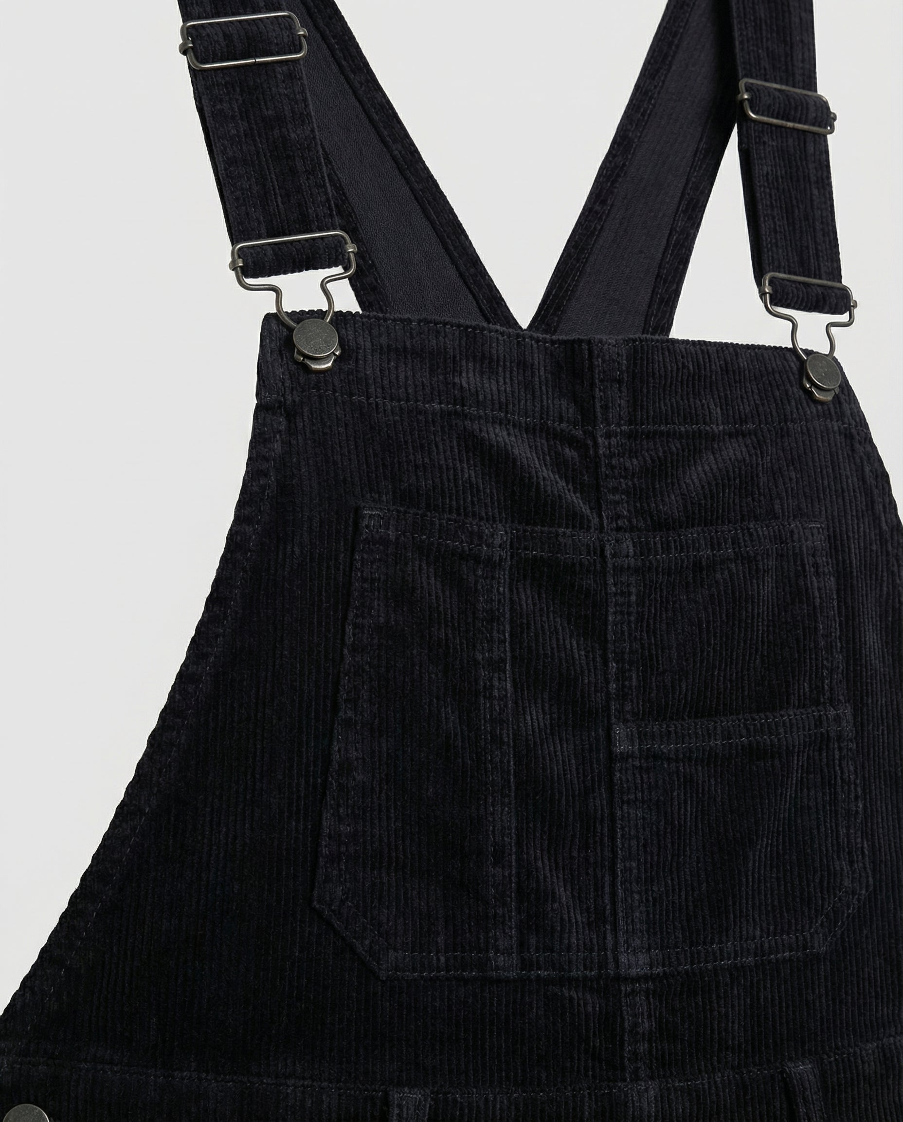 Latzhose für Damen im lässigen Stil mit verstellbaren Trägern und Brusttasche