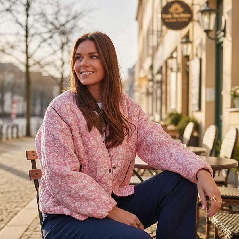 Urbaner Blouson für Damen mit V-förmigem Ausschnitt und Druckknöpfen