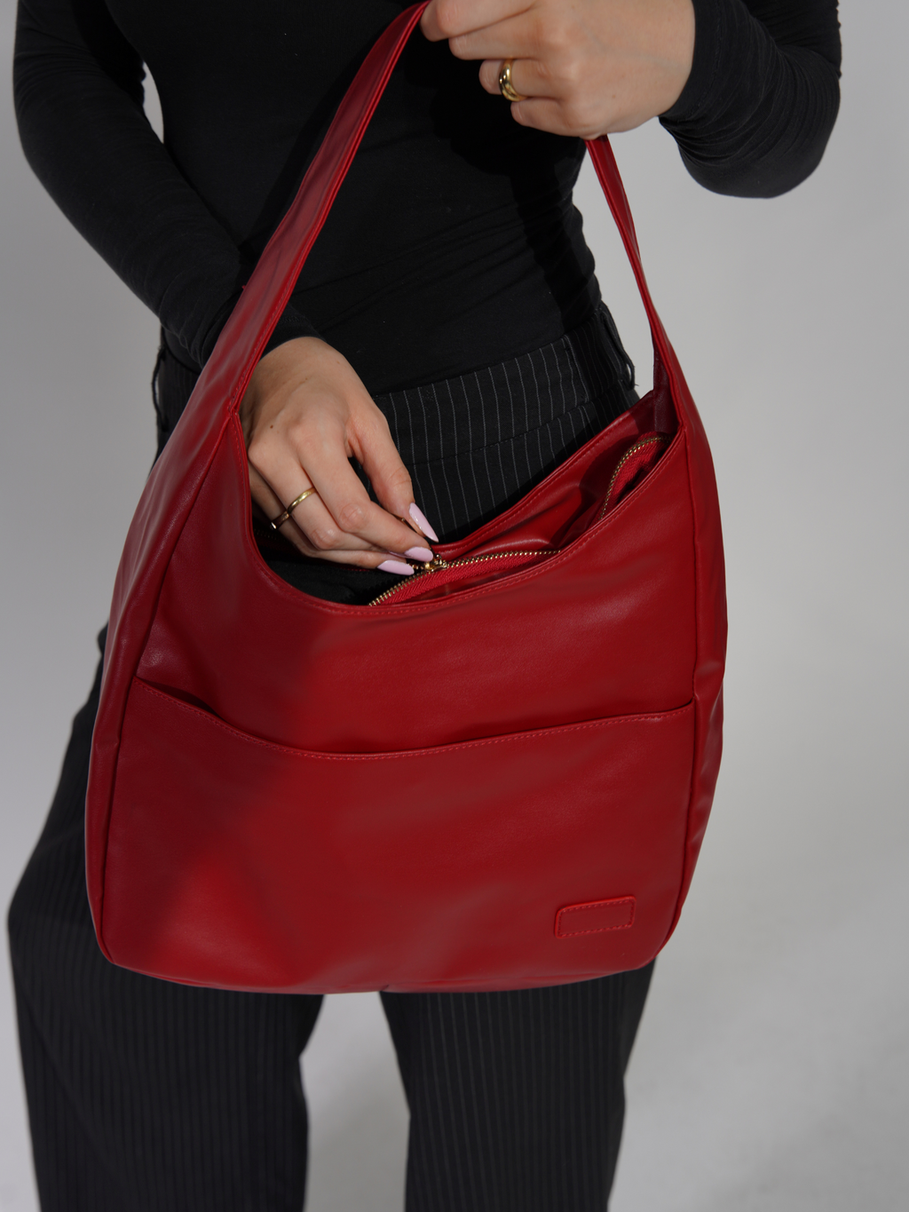 Stilvolle Damen-Schultertasche aus praktischem veganem Leder