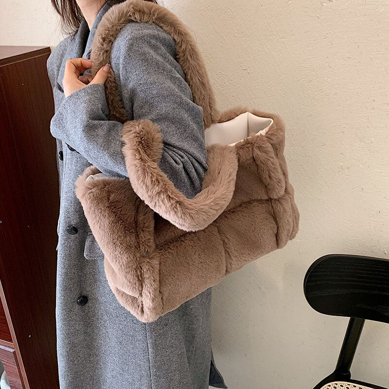 Stilvolle Plüschhandtasche für Damen – vielseitiger Stauraum – Winteraccessoire