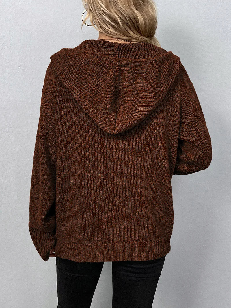 Strickjacke für Damen mit Kapuze und großen schwarzen Knöpfen