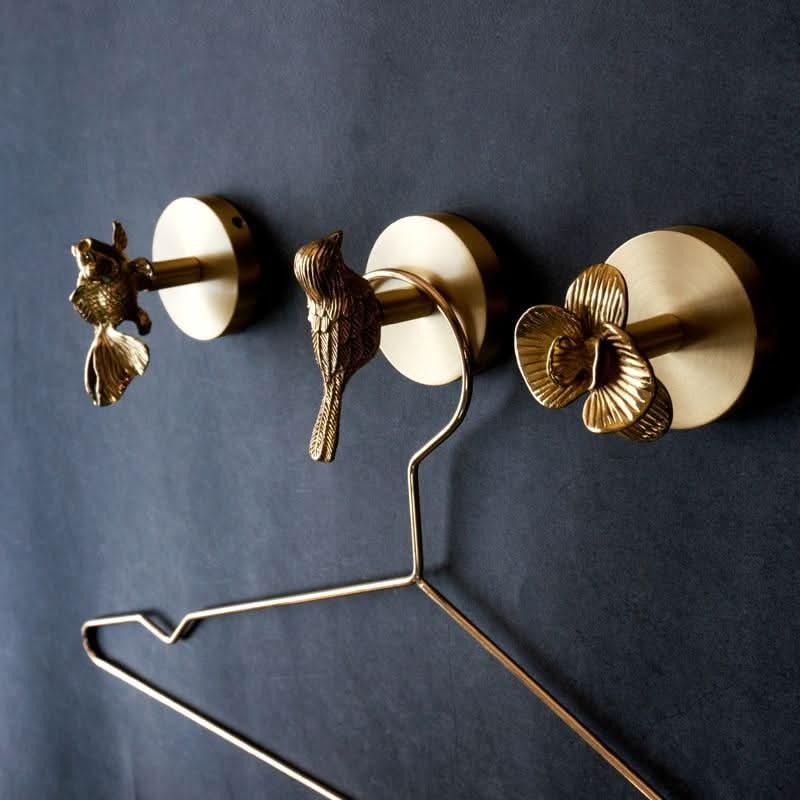 Wandhakenleiste aus Messing mit Tiermotiven und goldenen Akzenten