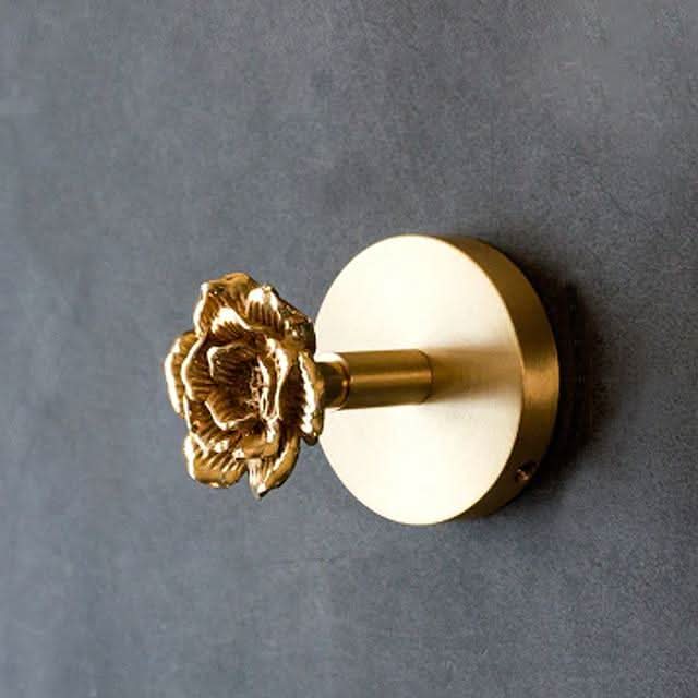 Wandhakenleiste aus Messing mit Tiermotiven und goldenen Akzenten