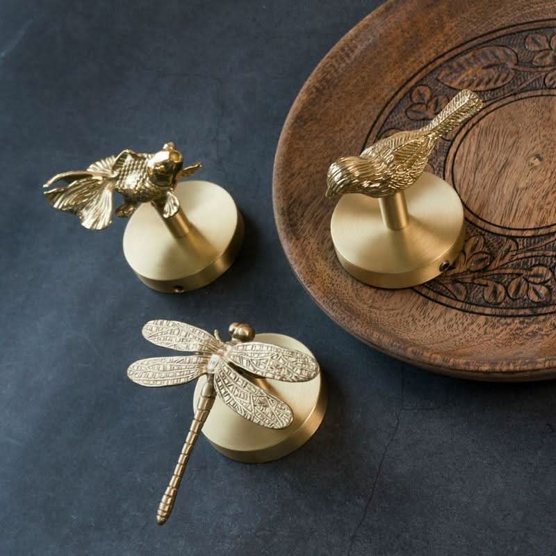 Wandhakenleiste aus Messing mit Tiermotiven und goldenen Akzenten