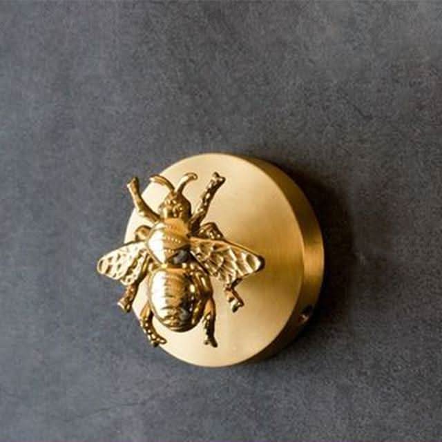 Wandhakenleiste aus Messing mit Tiermotiven und goldenen Akzenten