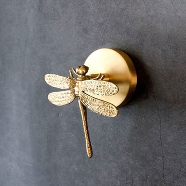 Wandhakenleiste aus Messing mit Tiermotiven und goldenen Akzenten