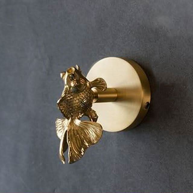 Wandhakenleiste aus Messing mit Tiermotiven und goldenen Akzenten