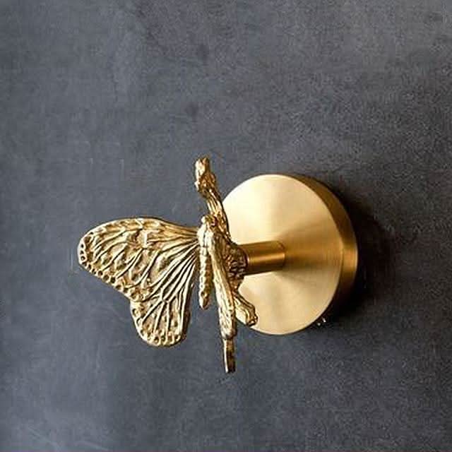 Wandhakenleiste aus Messing mit Tiermotiven und goldenen Akzenten