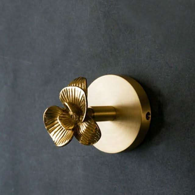 Wandhakenleiste aus Messing mit Tiermotiven und goldenen Akzenten