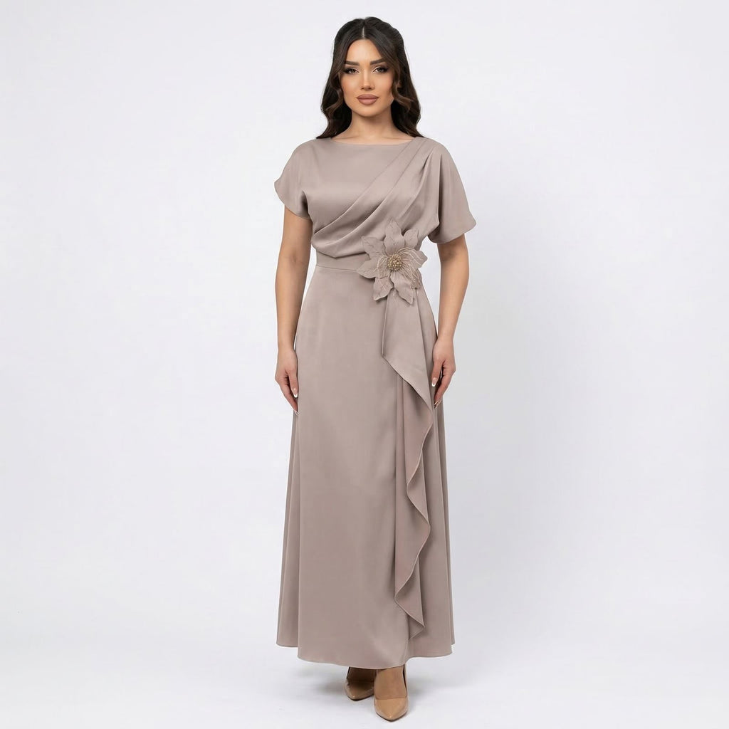 Seraphine™ Kleid aus Edlem Satin mit Skulpturaler Blumenapplikation an der Taille