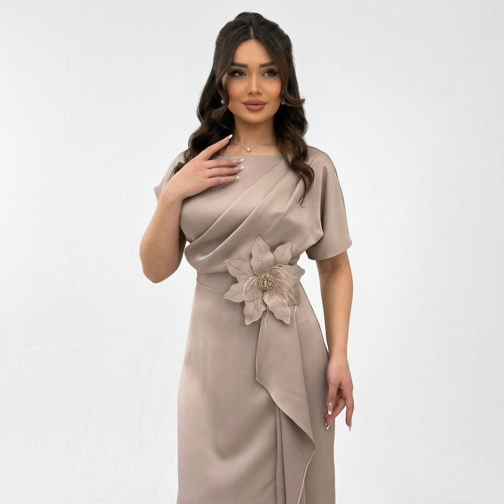Seraphine™ Kleid aus Edlem Satin mit Skulpturaler Blumenapplikation an der Taille