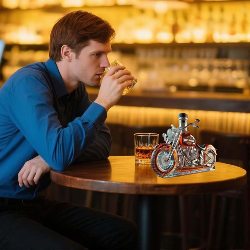 Whiskykaraffe in Form eines Harley-Davidson-Motorrads für die Hausbar