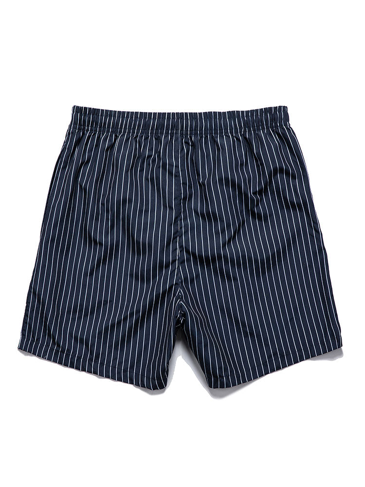 Hemd mit Palmenmuster und gestreiften Shorts zum Schwimmen